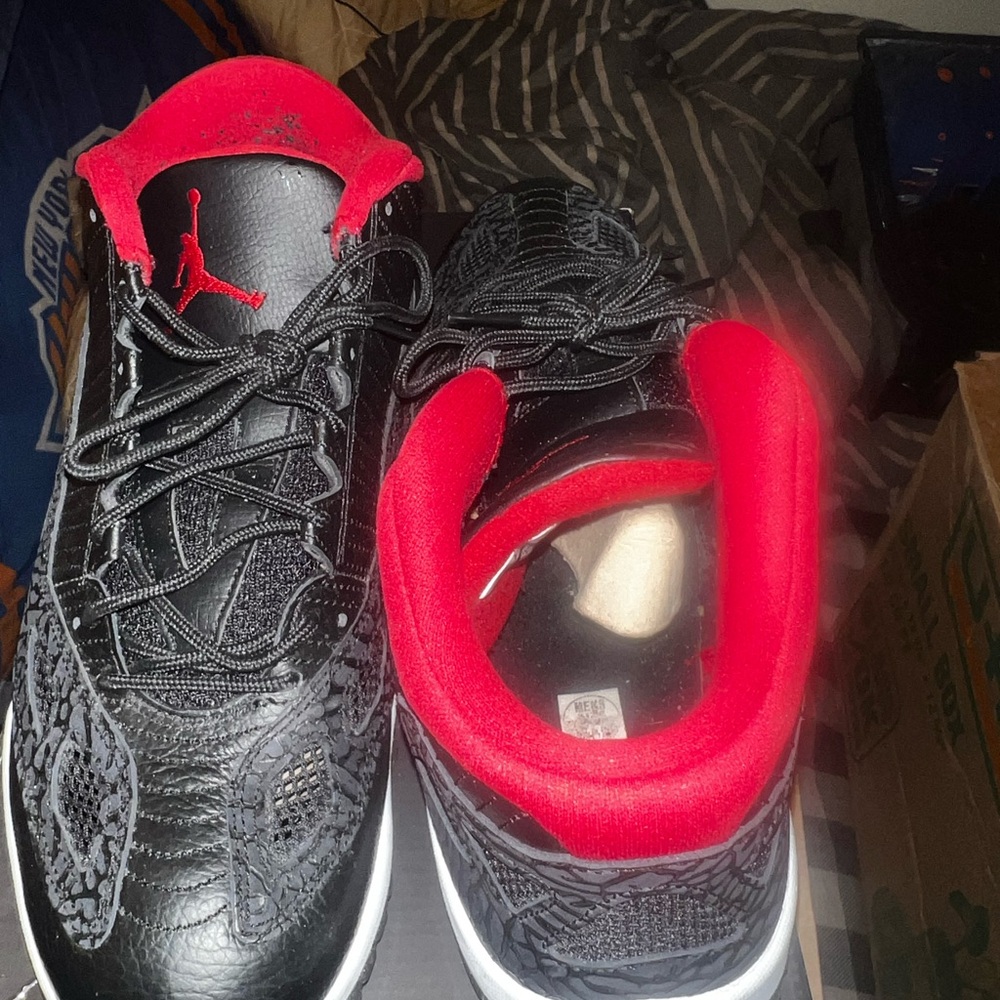 Air Jordan Black and Red Sneakers retro 11 ie size 13